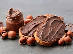 Домашен течен шоколад с лешници и стафиди - снимка на рецептата